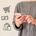 スマホでお買い物している女性