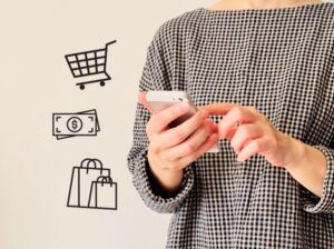 スマホでお買い物している女性