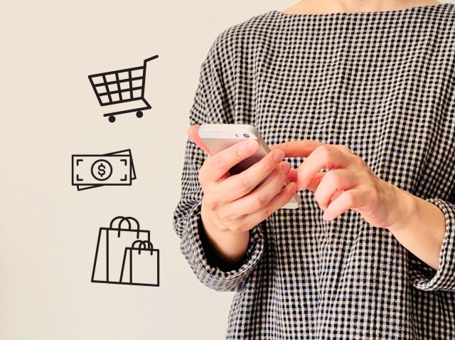 スマホで買い物をする女性